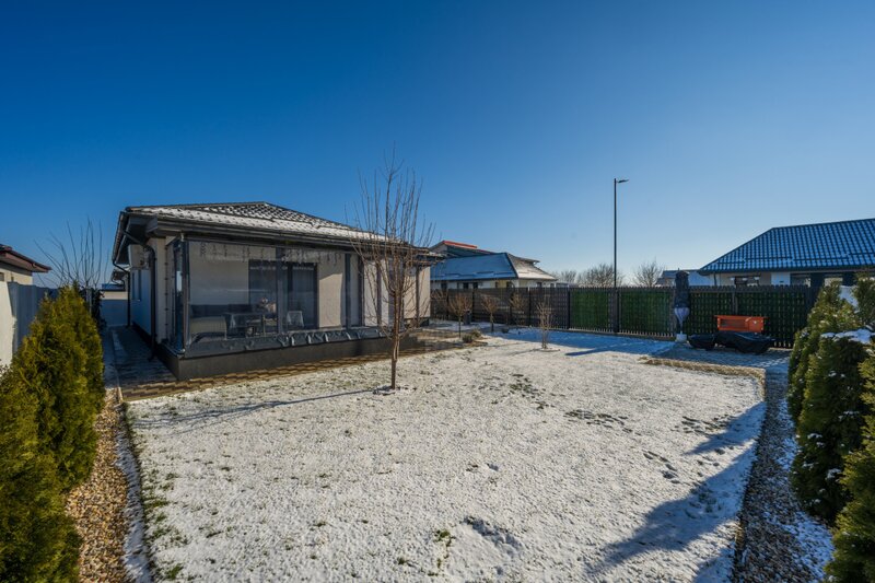 Clinceni, casa pe parter, curte matura, complex linistit